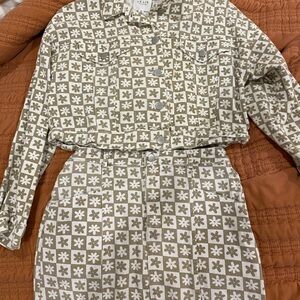 Cute floral set. Fits well. Good outfit pics!